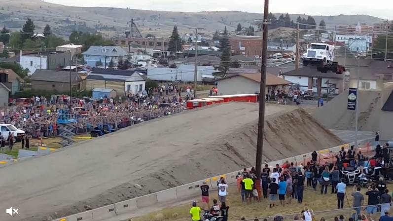 50,6 метра — новый рекорд прыжка на грузовике. Видео